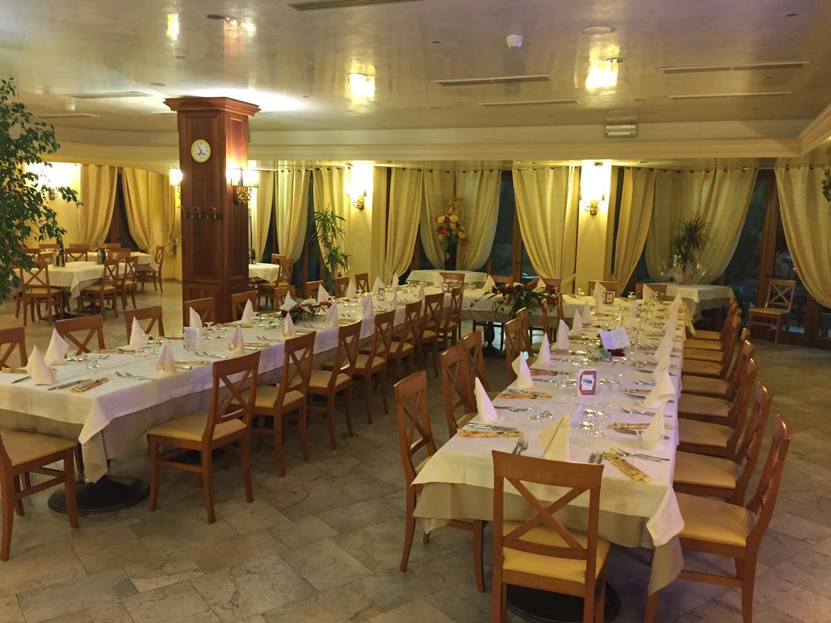 Albergo Ristorante Pizzeria Da Michele Venzone Eksteriør bilde